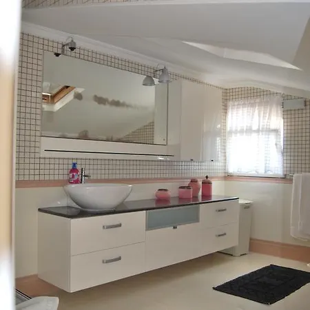 7 Saias Apartment *